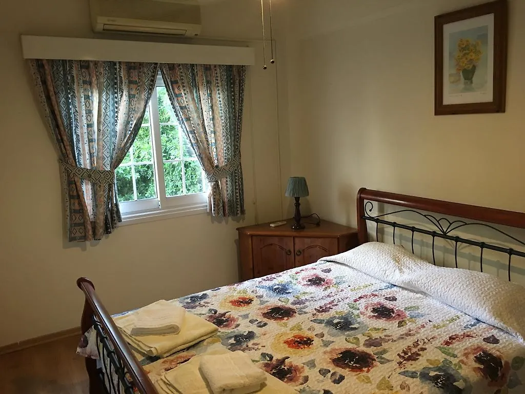 Cozy Holiday Flat In Larnaca Near Foinikoudesアパートメント