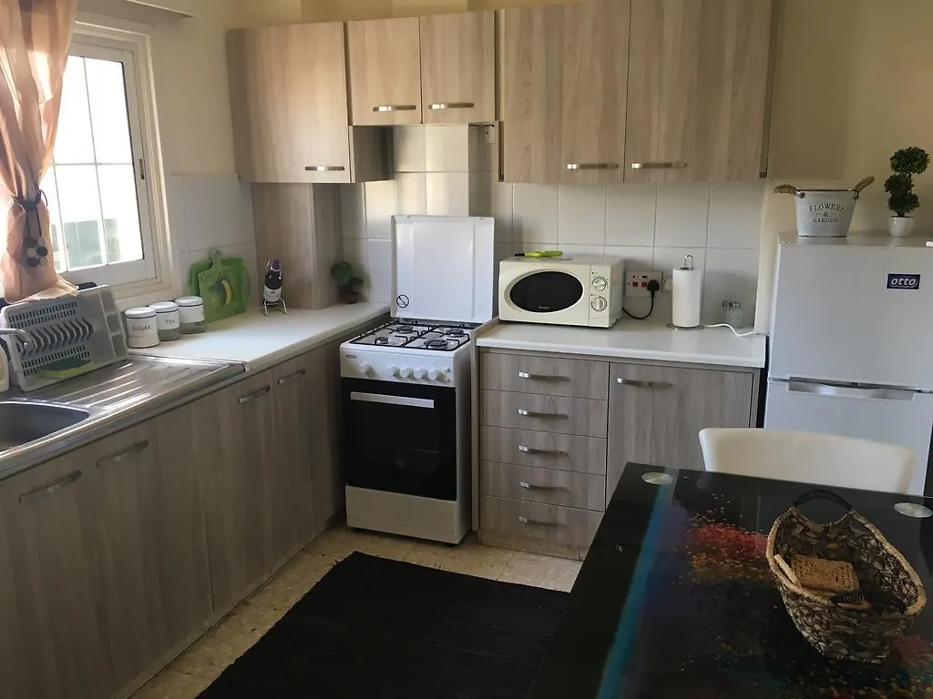アパート Cozy Holiday Flat In Larnaca Near Foinikoudesアパートメント キプロス